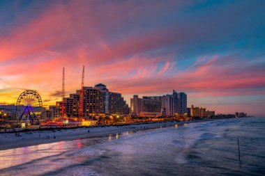 Florida, Daytona Sahili 'nin yukarısında renkli bir gün batımı, balıkçı iskelesinden çekilmiş..