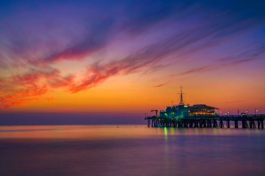 Santa Monica Pier Los Angeles, Kaliforniya'da doğal günbatımı. Uzun pozlama.