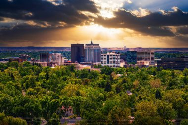 Idaho 'da Boise silueti üzerinde dramatik bir gün batımı, Camels Back Park' tan izleniyor..