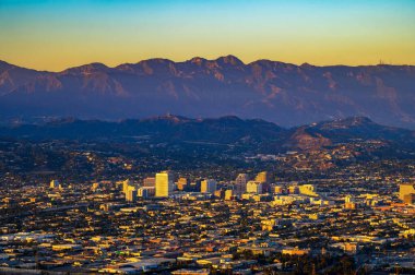 Glendale şehir merkezi ve San Gabriel Dağları 'nın yukarısında gün batımı Los Angeles, Kaliforniya yakınlarındaki Griffith Park' tan izleniyor..