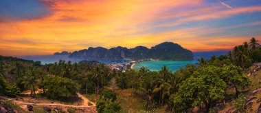 Tonsai Köyü ve Tayland 'ın Krabi ilindeki Koh Phi Adası' nın panoramik günbatımı manzarası.