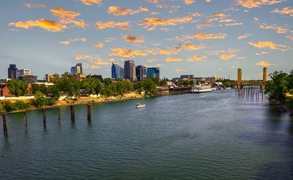 Sacramento üzerinde günbatımı gökyüzü, Sacramento Nehri ve Kaliforniya 'da Tower Bridge.
