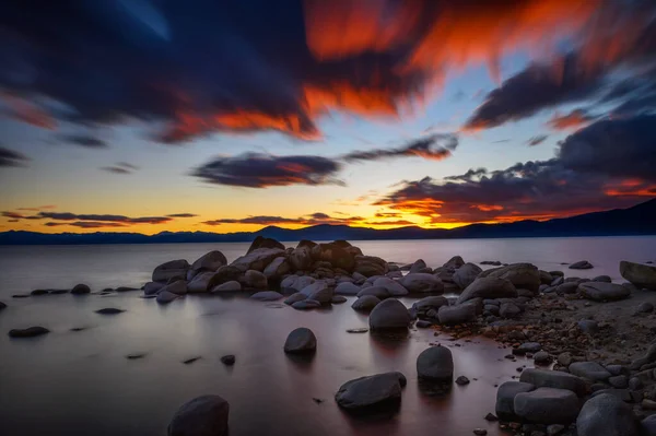Pôr Sol Acima Praia Rochosa Lago Tahoe Califórnia Com Montanhas — Fotografia de Stock