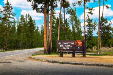 Yellowstone NP, Wyoming, ABD - 08 Haziran 2022: Yellowstone Ulusal Parkı 'nın güney girişindeki hoş geldiniz tabelası
