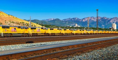 Salt Lake City, Utah, ABD - 11 Haziran 2022: Arka planda Utah State Capitol ile Salt Lake City 'de Amerikan bayraklı çok sayıda Union Pacific dizel lokomotifi hizalandı.