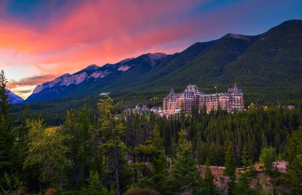 Banff, Kanada - 22 Eylül 2021: Kanada Kanada 'da Fairmont Banff Springs Oteli üzerinde gün doğumu. Bu otel 19. yüzyılda İskoç Baronluk tarzında inşa edilmiştir..