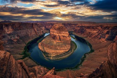 Arizona eyaletinin Coconino ilçesinde Horseshoe Bend ve Colorado nehri üzerinde gün batımı