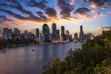 Brisbane ufuk çizgisi ve Brisbane nehri üzerinde Kangaroo Point Cliffs, Queensland, Avustralya 'dan dramatik bir gün batımı.