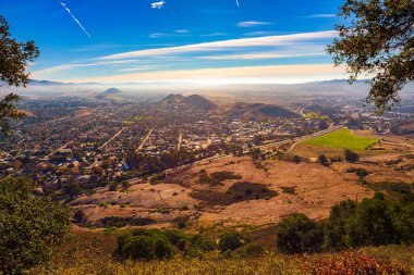 San Luis Obispo California Cerro tepeye kadar havadan görünümü hiking trail üzerinden. Cerro dokuz kardeşler olarak adlandırılan zirvesinin zincirinin bir parçasıdır ve yürüyüş, koşu ve dağ bisikleti için popüler.
