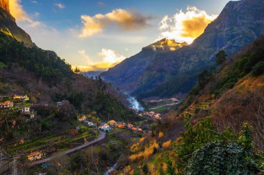 Curral Das Freiras köyünün üzerinde gün batımı. Portekiz 'in Madeira Adaları' ndaki yüksek dağlarla çevrili Nuns Vadisi olarak da bilinir..