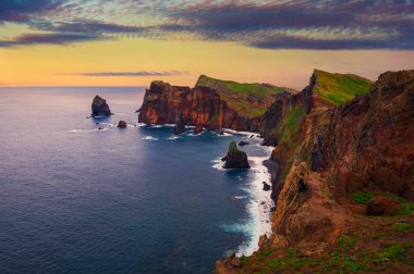 Portekiz 'in Madeira Adası' ndaki Ponta de Sao Lourenco yarımadasının renkli uçurumlarının üzerinde gün batımı.