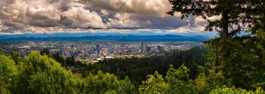 Portland 'ın geniş manzarası Oregon' da Pittock Malikanesi 'nden çekilen ağır bulutların altında..