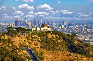 Griffith Gözlemevi ve Los Angeles ufuk çizgisi Griffith Park 'tan çekildi.