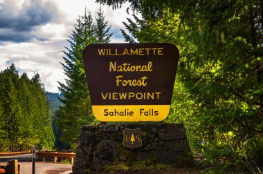 Sahalie Şelalesi, Willamette Ulusal Ormanı sokak tabelası Oregon 'daki McKenzie Hwy' de..