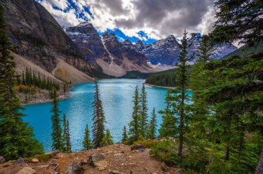 Banff Ulusal Parkı 'ndaki Moraine Gölü, Alberta, Kanada' da, arka planda Kanadalı Rocky Dağları 'nın tepeleri var..