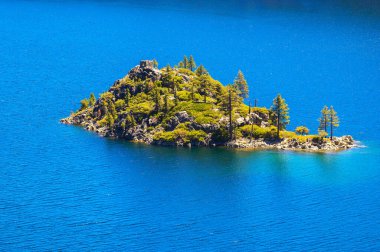 Fannette Adası, California, Tahoe Gölü 'nün Emerald Körfezi' nde yer alıyor. Ada yaklaşık 45 metre yüksekliğindedir ve Tahoe Gölü 'ndeki tek adadır..