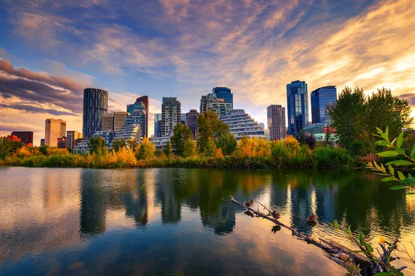 Sonnenuntergang Über Der Skyline Von Calgary Mit Bow River Alberta — Stockfoto