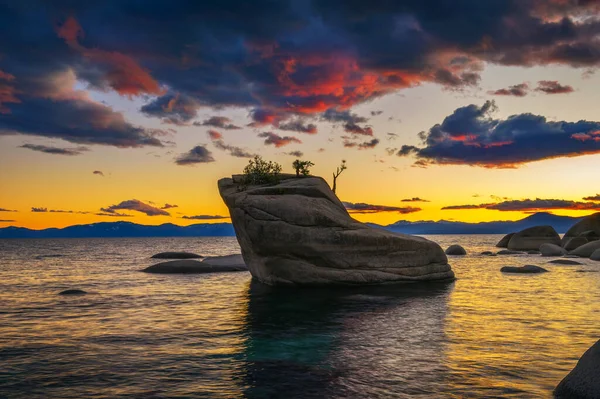 Δραματικό Ηλιοβασίλεμα Πάνω Από Βράχο Bonsai Της Λίμνης Tahoe Βουνά — Φωτογραφία Αρχείου