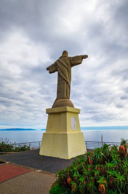 Funchal, Madeira, Portekiz - 18 Ocak 2021: Portekiz 'deki Madeira adasında bir Katolik anıtı olan Kral İsa heykeli
