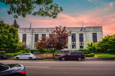 Salem, Oregon - 3 Haziran 2022: Günbatımında Salem 'deki İdari Hizmetler Dairesi binası. Bina çeşitli devlet dairelerine ev sahipliği yapıyor..