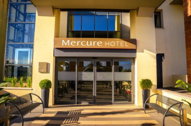 Roma, İtalya - 18 Aralık 2022: Roma Fiumicino Leonardo da Vinci Havaalanı yakınlarındaki Mercure Otel Girişi.