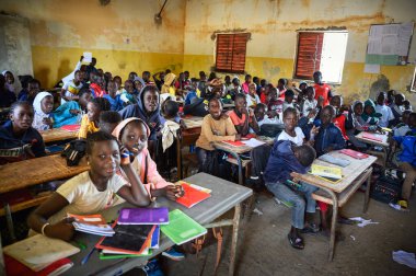 Joal Fadiouth, Senegal - 27 Şubat 2023: Afrikalı çocuklar bir ilkokul sınıfında masalarında oturuyorlar.