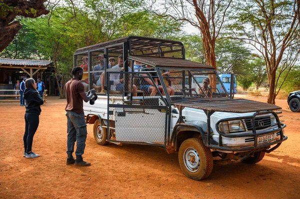 塞内加尔班迪亚 2023年2月26日 坐在汽车笼子里的游客准备参观塞内加尔班迪亚农场的狮子 — 图库照片