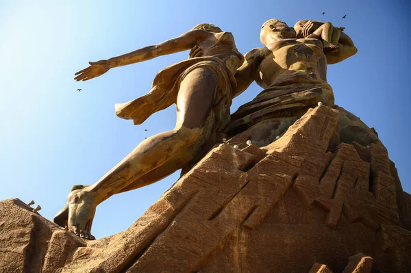塞内加尔达喀尔 2023年3月1日 非洲文艺复兴纪念碑 的雕像 鸟类与蓝天相映成趣 — 图库照片