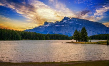 Banff Ulusal Parkı 'nda, Jack Gölü' nün üstünde gün batımı. Arkaplanda çalıştır.