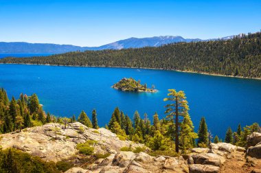 Fannette Adası, California, Tahoe Gölü 'nün Emerald Körfezi' nde yer alıyor. Ada yaklaşık 45 metre yüksekliğindedir ve Tahoe Gölü 'ndeki tek adadır..