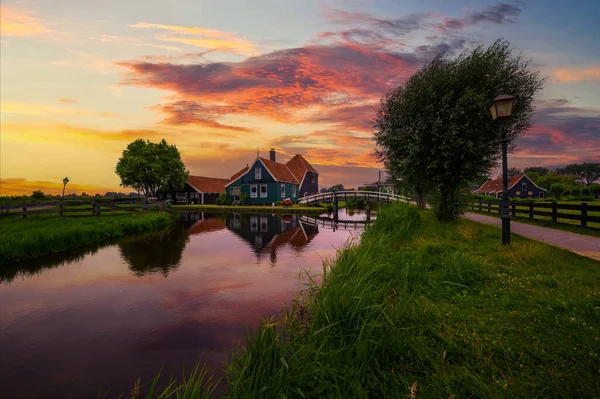 Coucher Soleil Coloré Dessus Fermes Historiques Dans Village Holland Zaanse — Photo