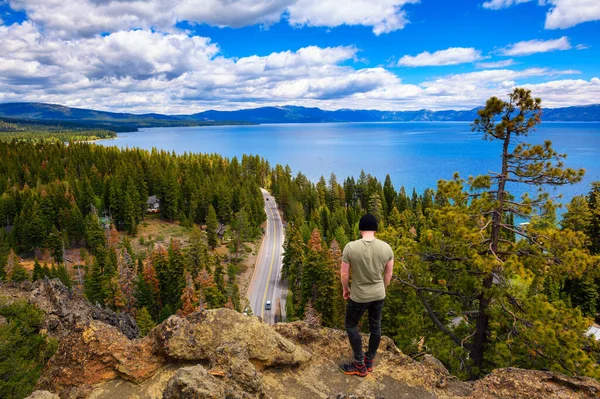 Hiker Enjoying View Lake Tahoe Eagle Rock California Sierra Nevada — Foto de Stock