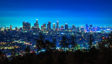 Los Angeles gökyüzü gece Griffith Park 'tan çekilmiş..