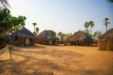 Senegal, Afrika 'da kilden evleri olan geleneksel Afrika köyü..