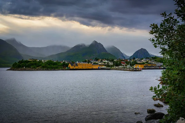 Рыболовная Деревня Хусой Острове Сенья Норвегии Фоне Гор Деревня Охватывает — стоковое фото