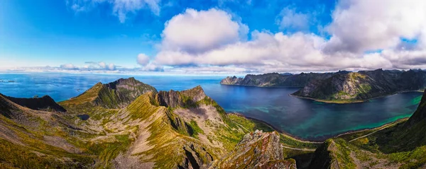 挪威北部Senja岛上Husfjellet山的空中全景 可俯瞰周围峡湾和山脉 — 图库照片