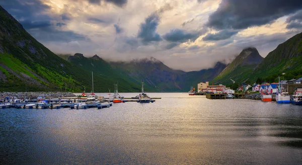 位于挪威北部Senja岛上的Gryllefjord渔村 — 图库照片