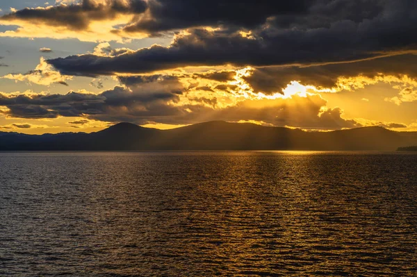 Pôr Sol Acima Lago Tahoe Califórnia Com Montanhas Sierra Nevada — Fotografia de Stock