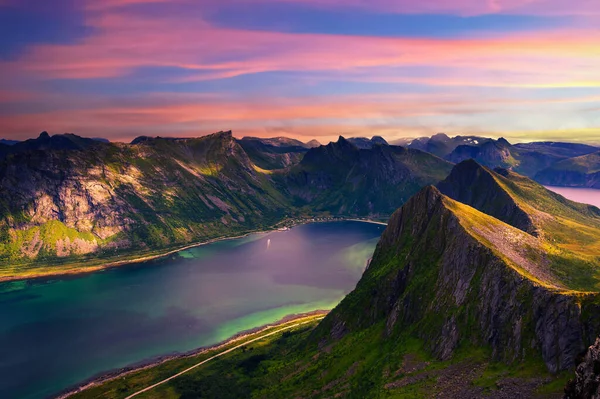 在挪威北部Senja岛上Husfjellet山上方的日落 可以俯瞰周围的峡湾和山脉 — 图库照片