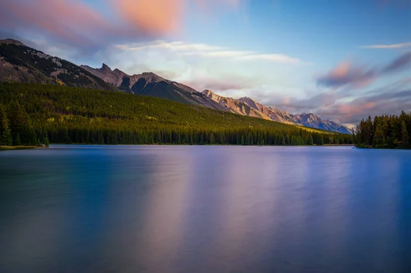 Naplemente Két Jack Lake Felett Kanadai Banff Nemzeti Parkban Kanadai — Stock Fotó