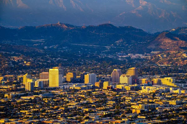 ダウンタウンの真上の夕日カリフォルニア州ロサンゼルスのグリフィスパークから見たグレンデールとサンガブリエル山脈 — ストック写真