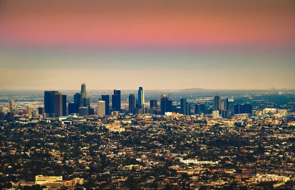 日落时洛杉矶市中心的城市天际线 — 图库照片