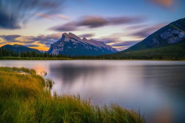 Kanada, Alberta 'daki Banff Ulusal Parkı' nda Vermilion Gölü ve Mount Rundle üzerinde günbatımı. Uzun pozlama.