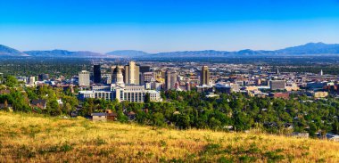 Salt Lake City 'nin Panorama' sı Utah Eyalet Başkenti ile birlikte ufuk çizgisi. Başkent, Başkent Tepesi 'nde yer alan Utah Eyaleti Kongre Binası' nın ana binasıdır..