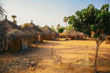 Senegal, Afrika 'da kilden evleri olan geleneksel Afrika köyü..