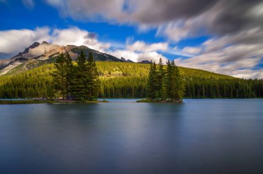 Banff Ulusal Parkı, Kanada 'da iki Jack Lake. Uzun pozlama.
