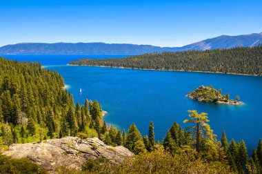 Fannette Adası ve California, Tahoe Gölü 'nün Emerald Körfezi. Ada yaklaşık 45 metre yüksekliğindedir ve Tahoe Gölü 'ndeki tek adadır..