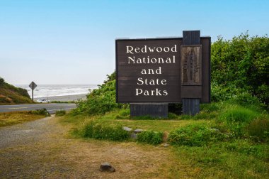 California, ABD 'deki Tatlı Su Gölü yakınlarındaki Redwood Ulusal Parkı' nın girişine hoş geldiniz tabelası.