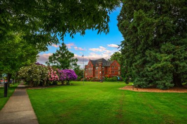 Salem, Oregon, ABD - 3 Haziran 2022: Eaton Hall, Willamette Üniversitesi kampüsünde bir akademik bina. Willamette Üniversitesi Mississippi 'nin batısındaki en eski üniversitedir..