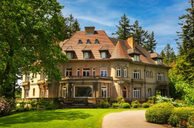 Portland, Oregon, ABD - 5 Haziran 2022: Pittock Mansion, Portland. Aslen 1909 yılında inşa edilen Pittock malikanesi şehrin batı tepelerinde yer alan Fransız Rönesans tarzı bir şatodur..